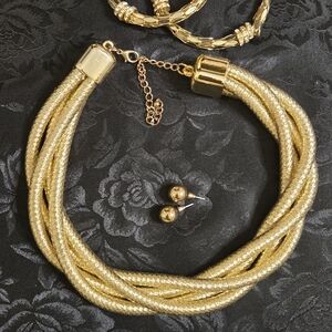 Luxurious Gold Necklace and Earring Set